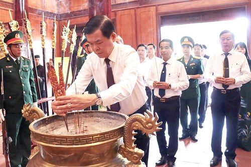 Lãnh đạo tỉnh viếng, dâng hương các đền thờ, nghĩa trang liệt sĩ
