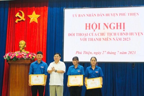 Chủ tịch UBND huyện Phú Thiện đối thoại với thanh niên
