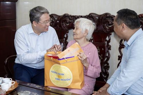 Bí thư Tỉnh ủy Nguyễn Hải Ninh thăm, tặng quà gia đình người có công ở huyện Khánh Vĩnh