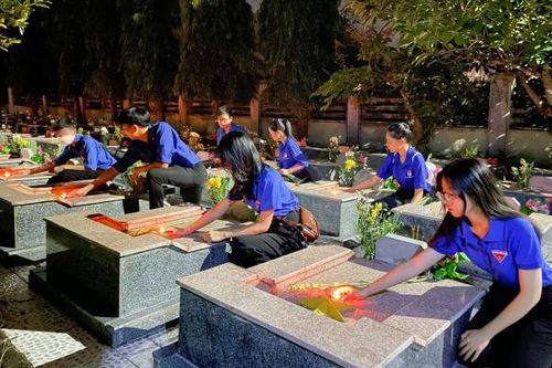 Thành đoàn Nha Trang: Tổ chức lễ thắp nến tri ân các anh hùng liệt sĩ tại nghĩa trang liệt sĩ Hòn Dung