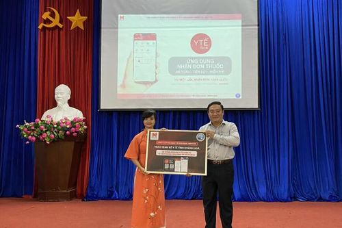 Trao tặng Sở Y tế giải pháp gửi đơn thuốc điện tử