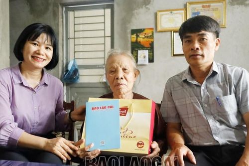 Báo Lào Cai thăm, tặng quà gia đình chính sách xã Xuân Quang