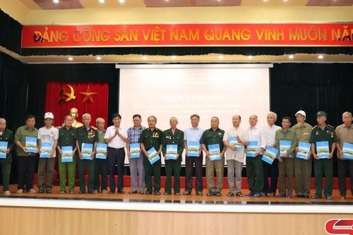 Thăm, tặng quà người có công