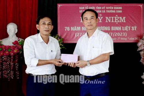 Ban Tổ chức Tỉnh ủy tặng quà cho quỹ Đền ơn đáp nghĩa xã Trường Sinh