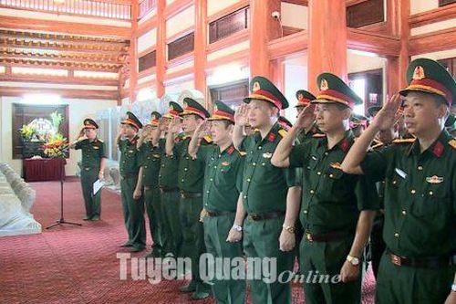 Bộ CHQS tỉnh dâng hương tưởng nhớ các Anh hùng liệt sĩ