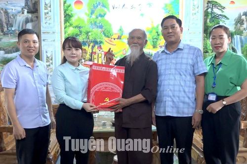 Trên 16.000 suất quà tặng gia đình chính sách, người có công