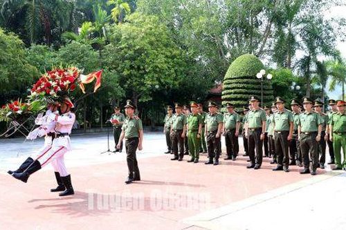Bộ Công an dâng hương Chủ tịch Hồ Chí Minh và các Anh hùng, liệt sĩ