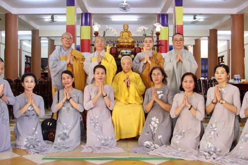 Ban Kinh tế - Tài chính GHPGVN TP.Đà Nẵng và chùa Phổ Hiền cúng dường mùa an cư