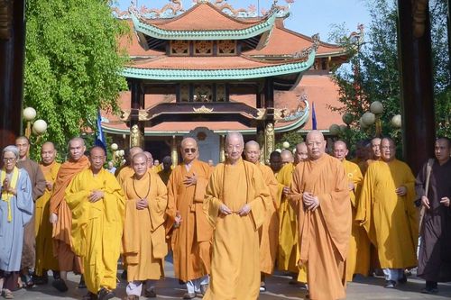 Đức Pháp chủ và Ban Trị sự GHPGVN TP.HCM tưởng niệm các anh hùng liệt sĩ tại Đền Bến Dược