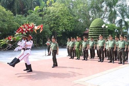 Đoàn đại biểu Đảng ủy Công an Trung ương, Bộ Công an dâng hương tại Khu di tich Nha Công an Trung ương