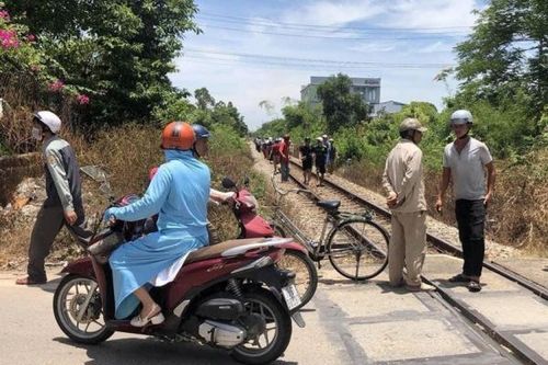 Đi giữa đường sắt, 1 nam thanh niên bị tàu hỏa tông tử vong