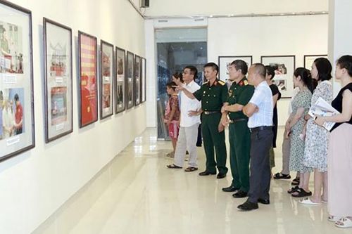 Triển lãm chuyên đề '76 năm - Trọn nghĩa tri ân'