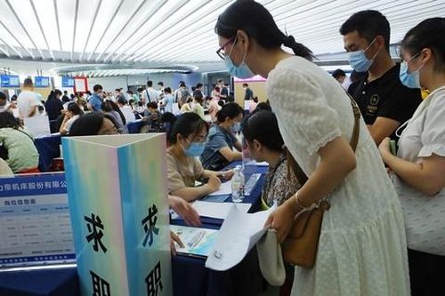 Người trẻ Trung Quốc chọn làm 'bảo mẫu' khi khó tìm việc làm