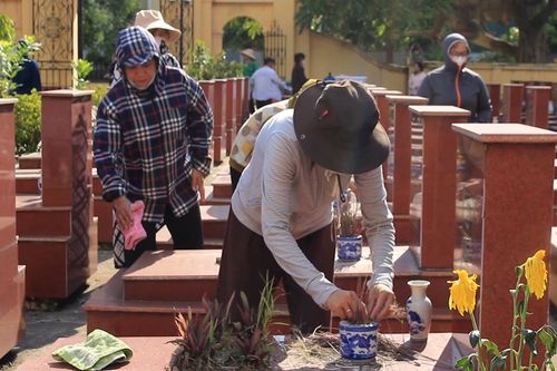 Nhóm tình nguyện 'giữ ấm' cho nghĩa trang liệt sỹ