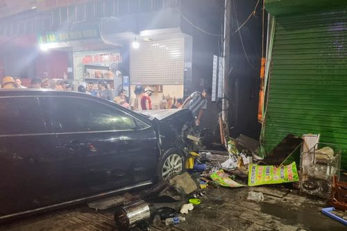 Điều tra vụ ô tô lao lên vỉa hè Hà Nội đâm một người tử vong