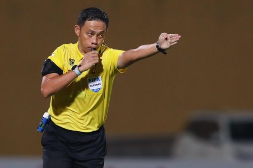 Cận cảnh VAR lần đầu tiên xuất hiện ở V-League trong trận đấu dài hơn 100 phút