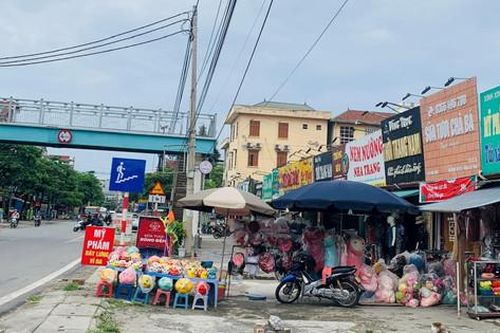 Vỉa hè quốc lộ 21B vẫn còn nhiều vi phạm