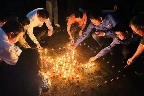 Tuổi trẻ thành phố Hồ Chí Minh thắp nến tri ân các Anh hùng liệt sĩ