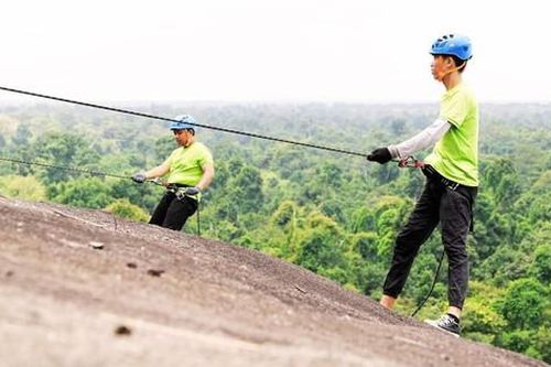 Chinh phục thử thách đu dây leo núi ở Đồng Nai