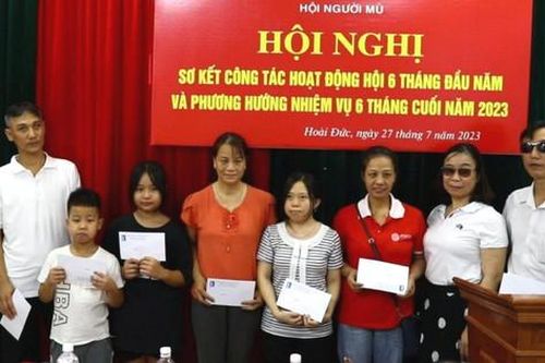 Hội Người mù huyện Hoài Đức tặng quà trẻ em có hoàn cảnh khó khăn