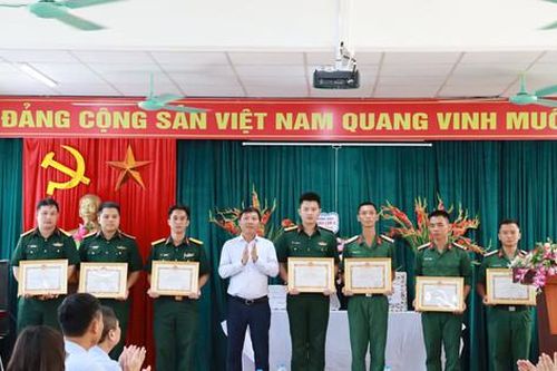 Chiến sĩ Tiểu đoàn Trinh sát 20 làm tốt công tác dân vận