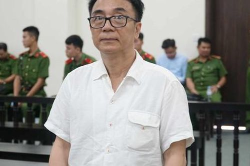 Ông Trần Hùng bị tuyên phạt 9 năm tù vì nhận hối lộ 300 triệu đồng vụ sản xuất, buôn bán sách giả