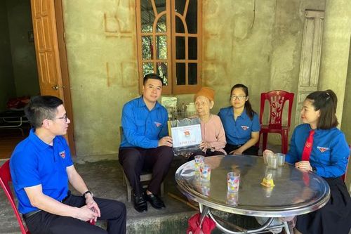 Bắc Kạn: Nhận được di vật của con cả, mẹ tiễn thêm con thứ lên đường nhập ngũ