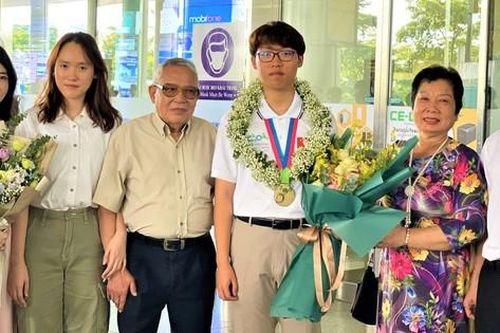 Câu chuyện ấn tượng về gia đình bác sĩ ngoại khoa nổi tiếng có con đạt Huy chương Vàng Olympic Hóa Quốc tế