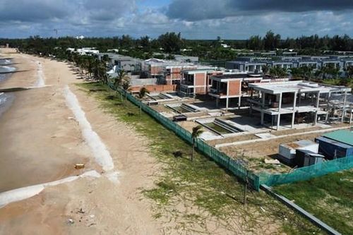 Resort 'bủa vây' bờ biển Hồ Tràm