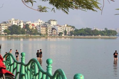 Nắng nóng, nhiều người kéo nhau ra hồ Tây 'giải nhiệt'