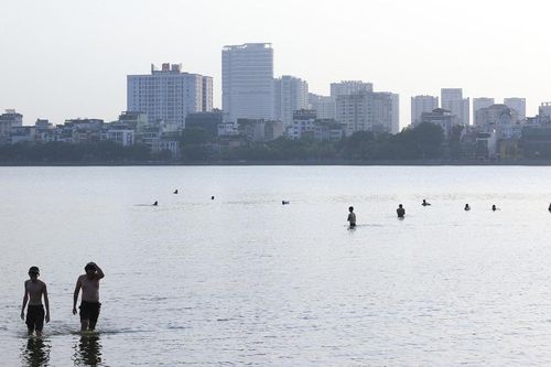 Người dân Thủ đô đổ xô ra Hồ Tây tắm 'giải nhiệt' vì nắng nóng