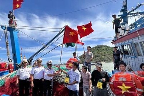 Vùng 4 Hải quân đồng hành, hỗ trợ ngư dân vươn khơi, bám biển