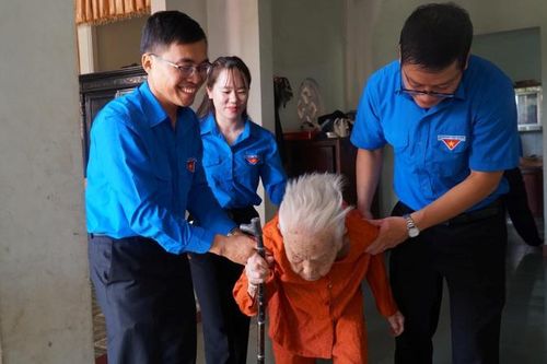 Tuổi trẻ Thừa Thiên-Huế tổ chức nhiều hoạt động tri ân người công với cách mạng, gia đình chính sách