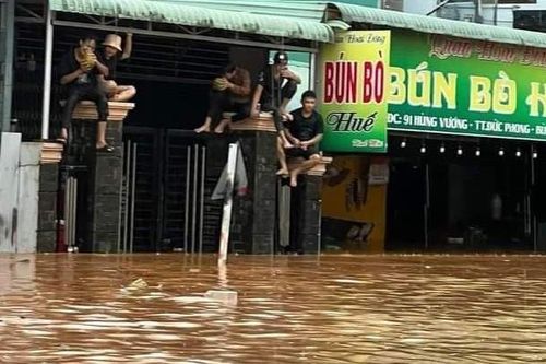 Bình Phước: Mưa lớn, nhiều nhà dân ngập gần 2m