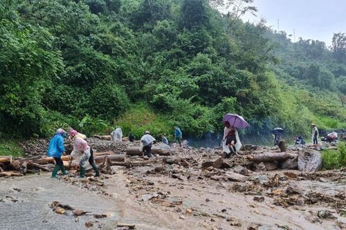 Mưa gây tê liệt nhiều cung đường tại Tây Bắc