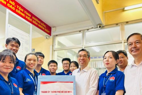 Lãnh đạo TPHCM thăm Mẹ Việt Nam Anh hùng và chiến sĩ tình nguyện