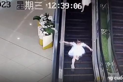 Thót tim với màn bé gái cứu bé trai bị kẹt chân vào thang cuốn