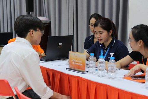 Hàng trăm doanh nghiệp tiếp cận sinh viên trong ngày hội việc làm