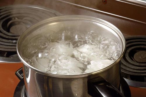 Tạm giữ khẩn cấp người phụ nữ dội nước sôi vào cháu gái và em dâu đang mang bầu