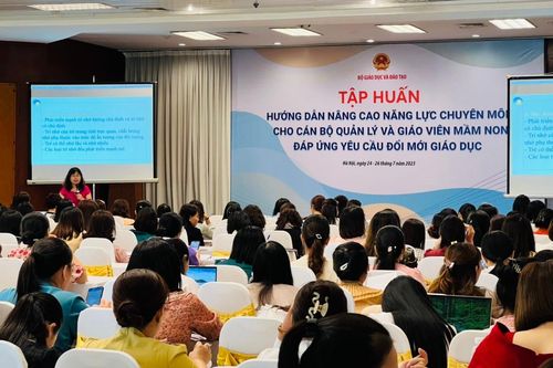 Nâng cao năng lực cho cán bộ quản lý và giáo viên mầm non đáp ứng yêu cầu mới
