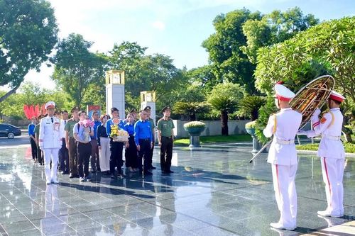 Chi đoàn giảng viên Học viện Ngoại giao tri ân các anh hùng liệt sĩ