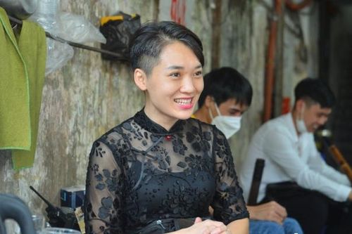 Cô chủ quán trà đá 'múa cốc' bằng nước sôi và phong cách ăn mặc khác lạ