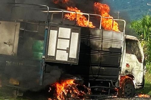 Xe tải chở xăng bất ngờ bốc cháy làm đứt dây điện, 2 người thương vong