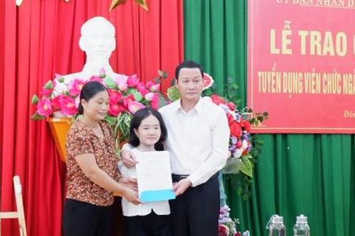 Thanh Hóa: Trao quyết định tuyển dụng đặc cách cho cô giáo khuyết tật Lê Thị Thắm