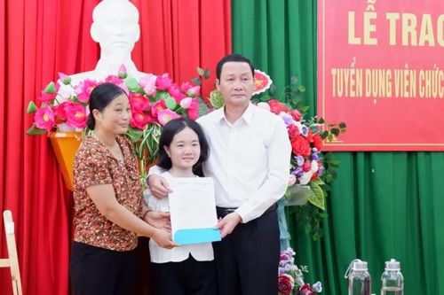 Thanh Hóa: Trao quyết định tuyển dụng đặc cách cho cô giáo Lê Thị Thắm