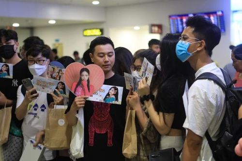Fan girl xếp hàng dài chờ nhóm nhạc Blackpink hạ cánh xuống sân bay Nội Bài