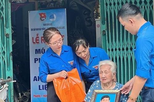 Bạn trẻ Đồng Tháp phục hồi di ảnh các anh hùng, liệt sĩ