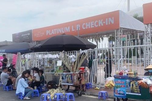 Hốt bạc nhờ các dịch vụ quanh 'chợ vé' trước cổng SVĐ Mỹ Đình