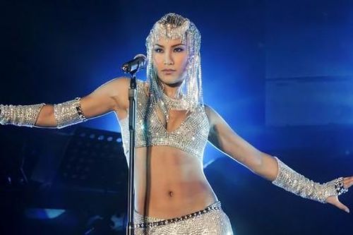 Ca sĩ Coco Lee không yên ổn sau khi qua đời ở tuổi 48