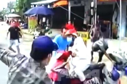 Nam tài xế tung cước 'hạ đo ván' tên cướp kéo lê cô gái giữa đường được khen thưởng